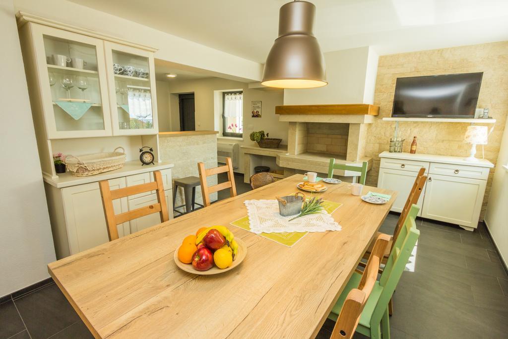 Villa Manus - Boutique Apartments ロヴラン エクステリア 写真